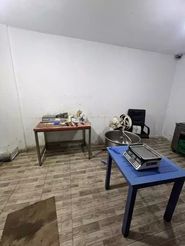 Şarküteriden kurtlanmış kıyma makinesi çıktı