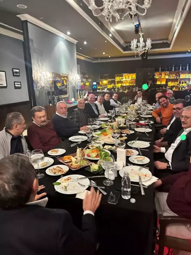 Uludağ'da restoranda aynı masada oturan siyaset ve yargı temsilcileri