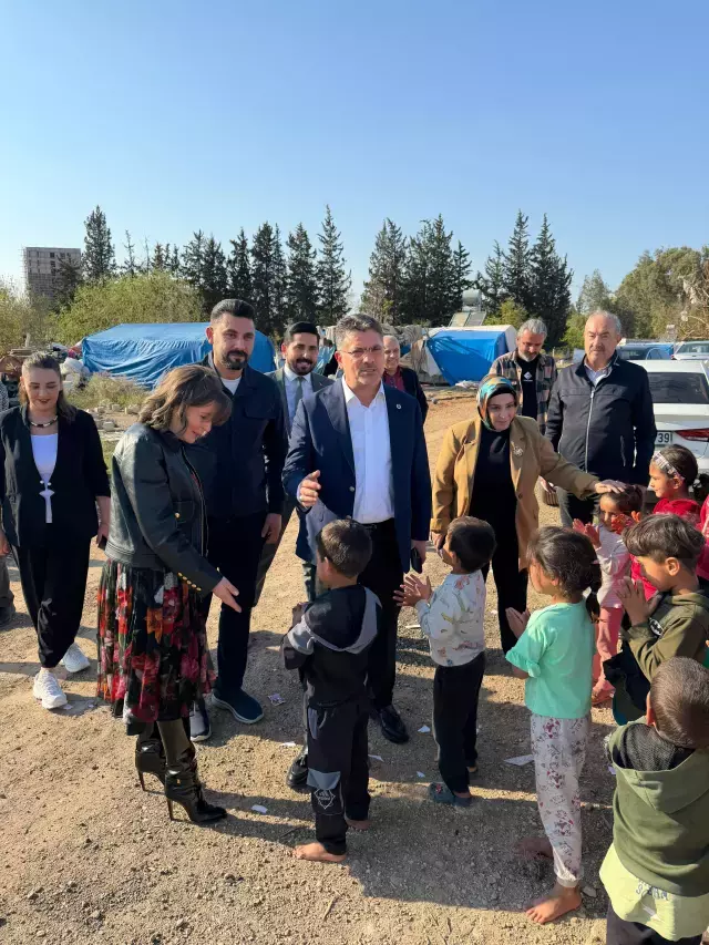 Ayağında 80 bin TL'lik çizmeyle yalın ayak çocukları ziyarete gitti