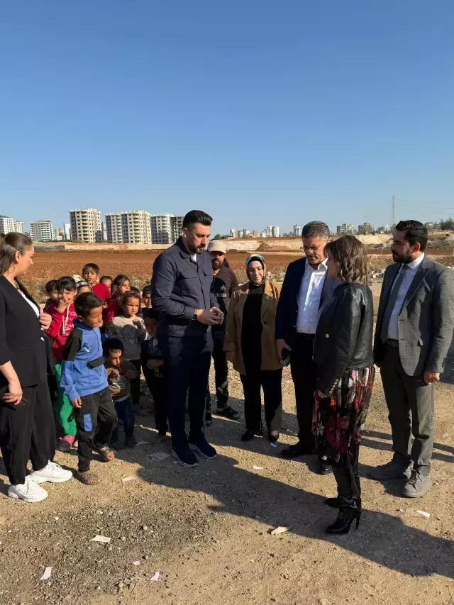 Ayağında 80 bin TL'lik çizmeyle yalın ayak çocukları ziyarete gitti