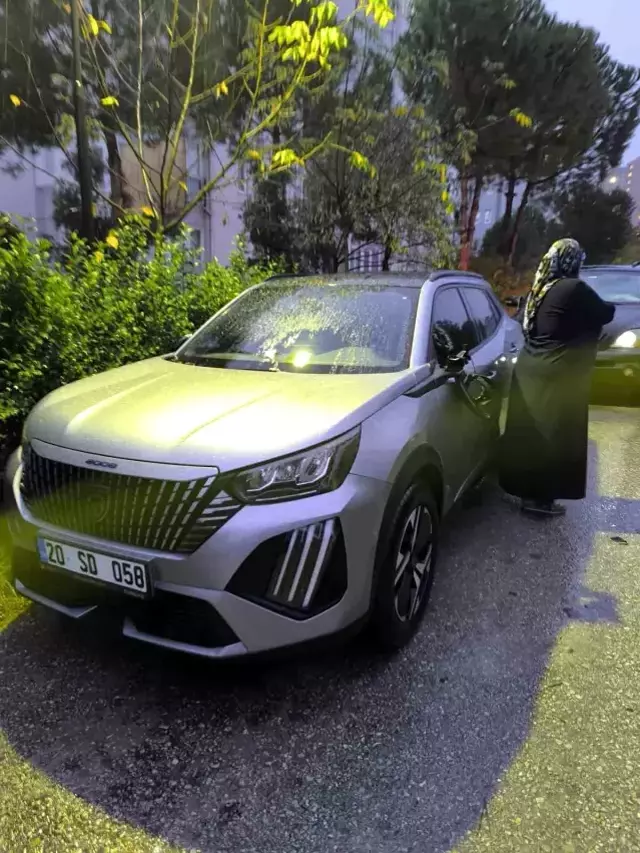 Avukat sitede terör estirdi! 40 araç zarar gördü