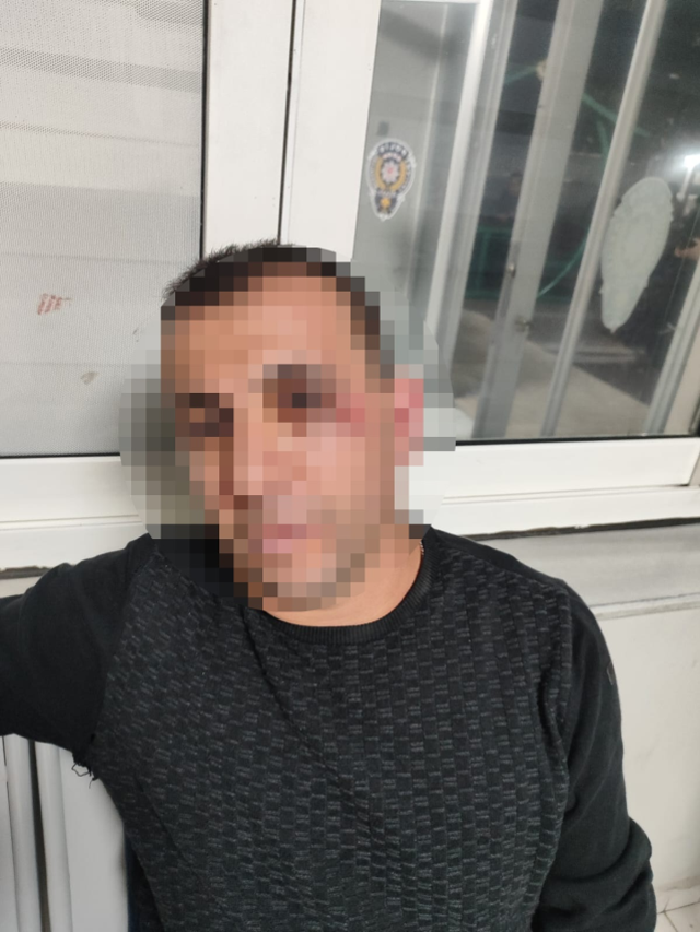 Komşu dehşeti! Babanın dişlerini kırdı, anneyle oğlunu bıçakladı