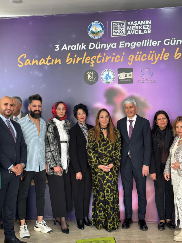 Avcılar'da moda dünyasını büyüleyen dokunuş: Emrullah Köroğlu'ndan 26 anneye özel tasarım mucizesi