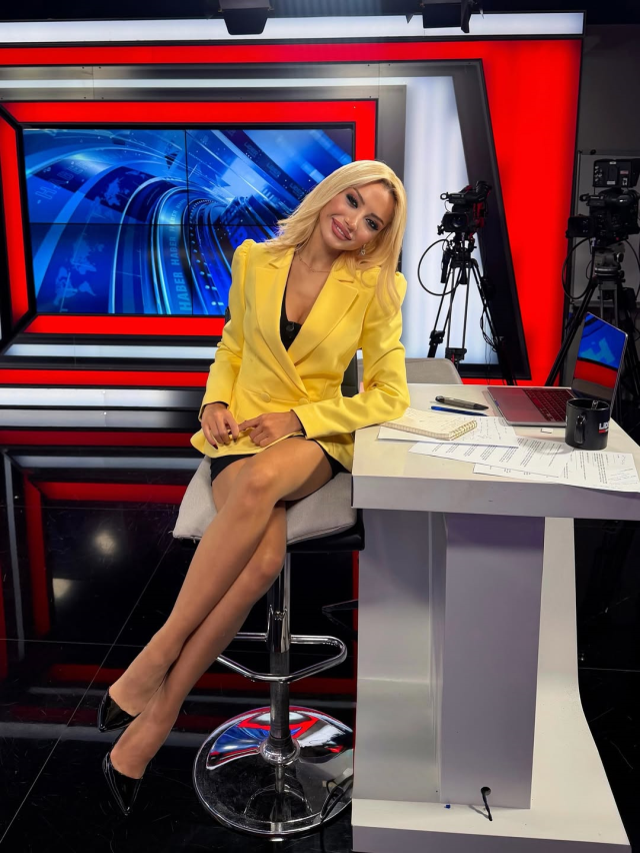 چهره حزب عدالت و توسعه واکنش نشان داده بود! این مجری با لباس‌هایش مرزها را زیر پا گذاشته است