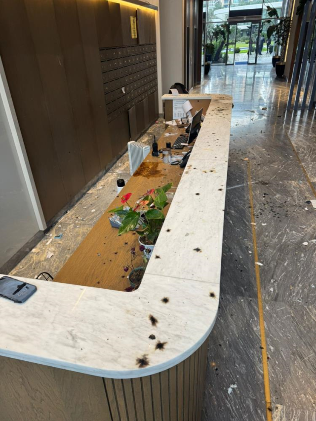 Kargo paketi bomba gibi patladı, ortalık savaş alanına döndü