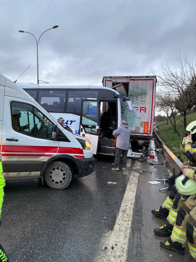 Kurtköy'de midibüs park halindeki TIR'a çarptı; 13 yaralı