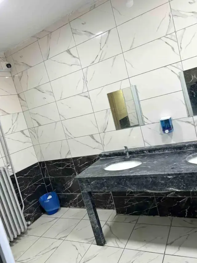 Tuvaletlere kamera yerleştiren okul müdürüne ödül gibi ceza