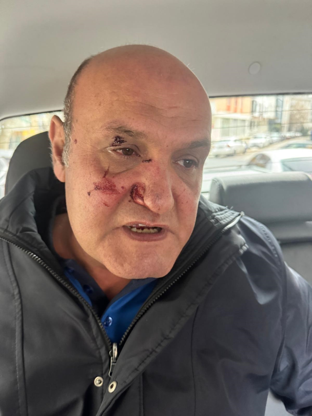 Avcılar'da kaldırıma park edilen aracın fotoğrafını çeken zabıtaya yumruklu saldırı