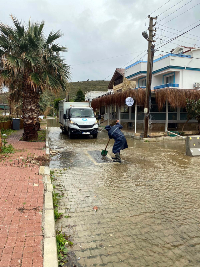 Sağanak sonrası Çeşme'de denizle kara birleşti