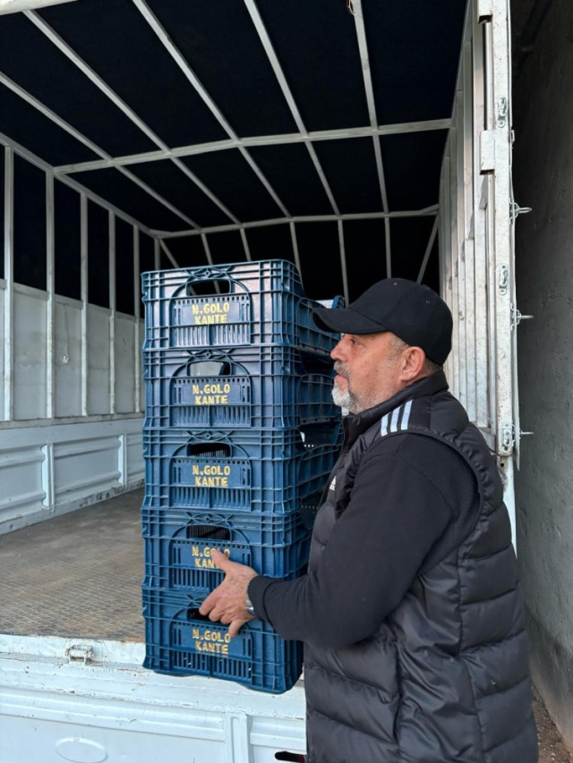 Domatesleri topladığı kasaya bile onun adını yazdırdı