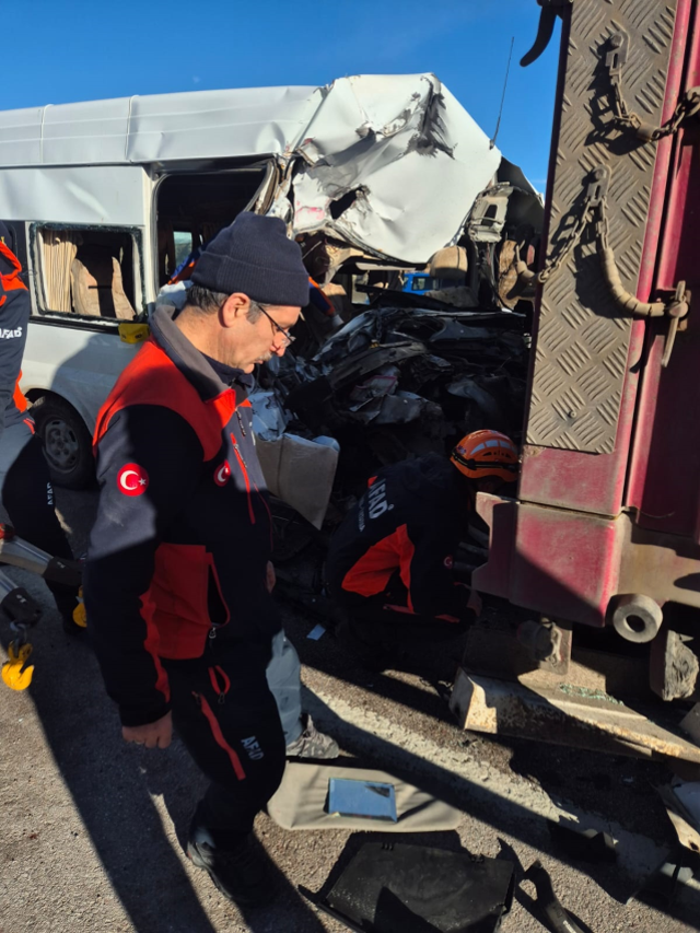 Öğrenci servisi tıra arkadan çarptı! Ölü ve yaralılar var