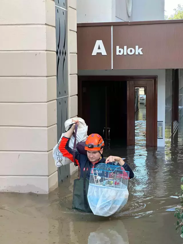 24 saatte 74 kilogram yağış! Su göğüs hizasına çıktı, vatandaşlar botla kurtarıldı