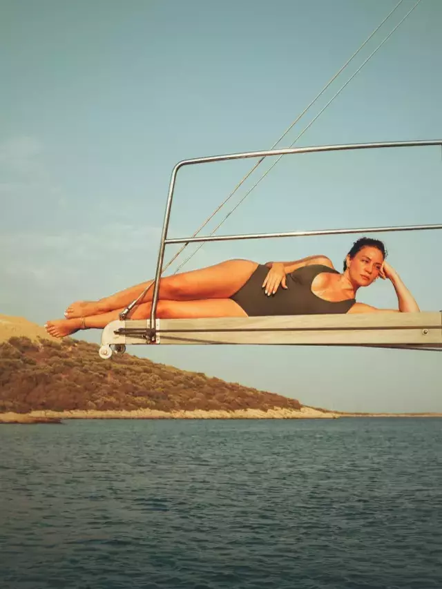 Özge Borak yeni yaşını mayolu pozlarıyla karşıladı