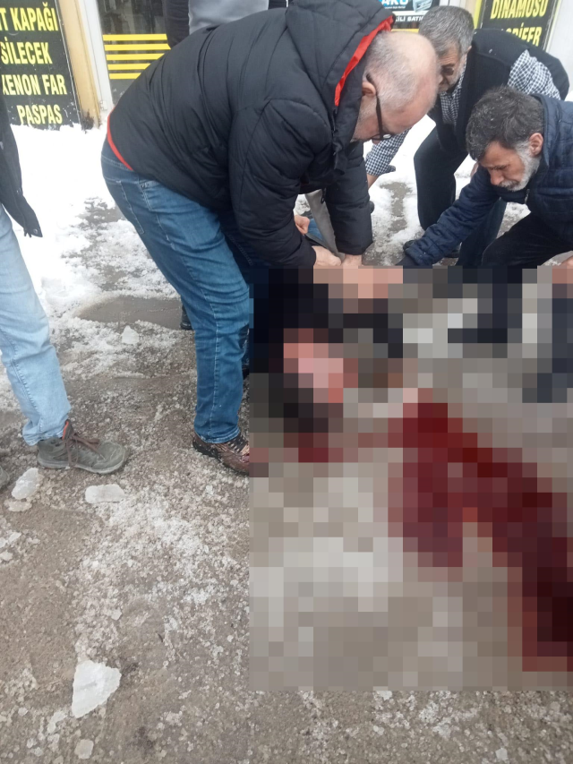Çatından üzerine kar ve buz kütlesi düşen kişi ağır yaralandı