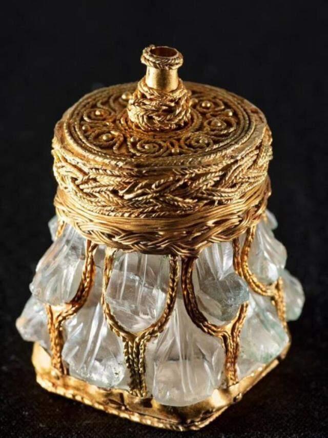 Emekli iş insanı, tarlasında kazı yaparken buldu! Defineyi gören koleksiyoner kilitlenip kaldı