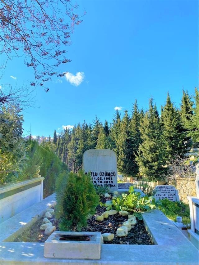 Babasının mezarını ziyaret edip fotoğraf çekti, eve gittiğinde fark ettiği detay hüngür hüngür ağlattı