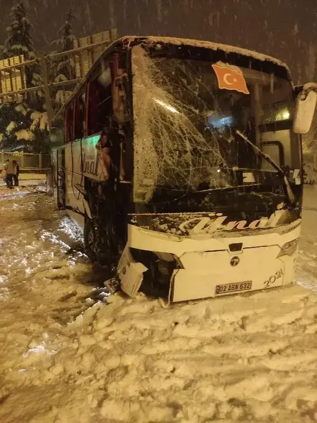 Merzifon'da yolcu otobüsü bariyerlere çarptı 30 yaralı