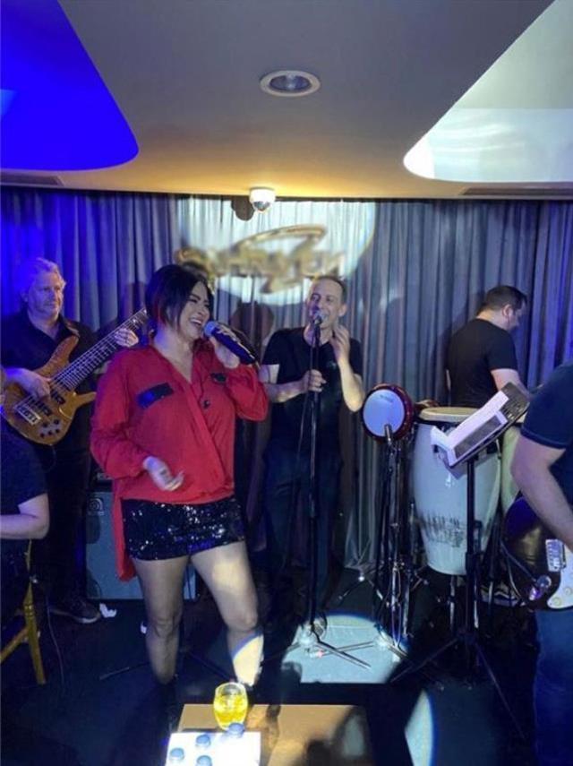 Bendeniz iki iğne vurdurup sahneye çıktı