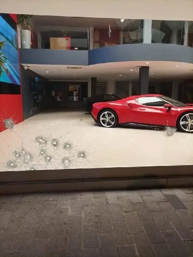 Galeriye silahlı saldırı! 25 milyonluk lüks otomobil kurşunlardan nasibini aldı