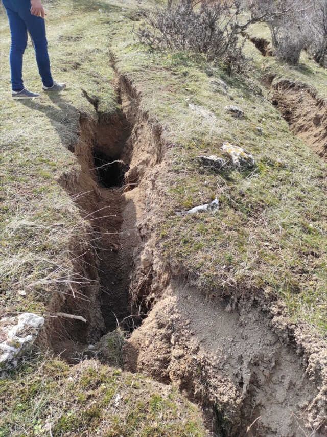 Yeri yerinden oynatan depremin Çekirge Dağı'nda yarattığı değişim inanılmaz! Hala sesler geliyor