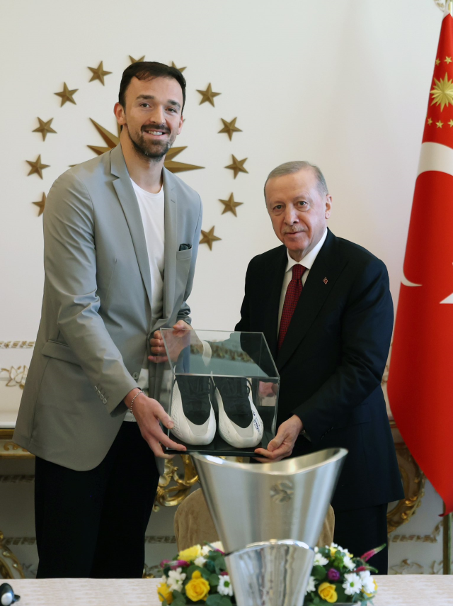 Cumhurbaşkanı Erdoğan, EuroLeague şampiyonu Fenerbahçe Beko'yu kabul etti