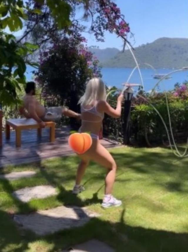 Tanga bikinisiyle spor yapan Ece Seçkin, kalçasını şeftali emojisiyle sansürledi