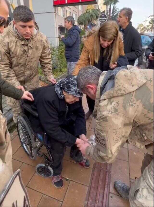 Hatay'da enkazda mahsur kalan yaşlı çifti, askerler kurtardı