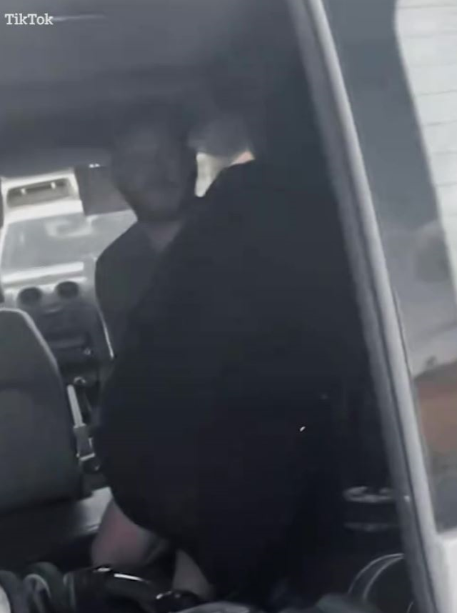 Kocasını minibüsün arkasında metresiyle kasan kadın çılgına döndü