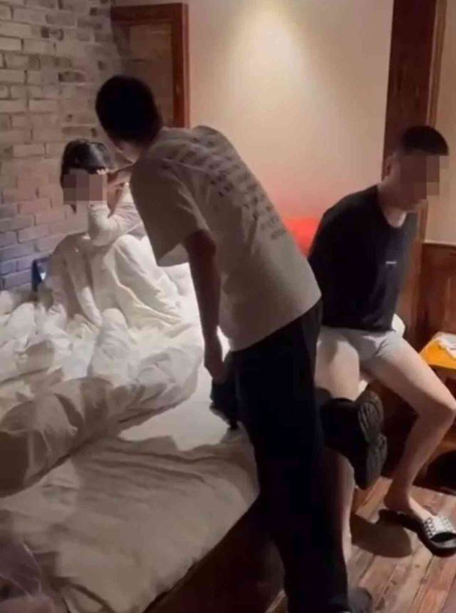 Çin'de bir adam karısını otel odasında başka bir adamla bastı! O sırada çiftin 5 yaşındaki kızı da odaydaydı