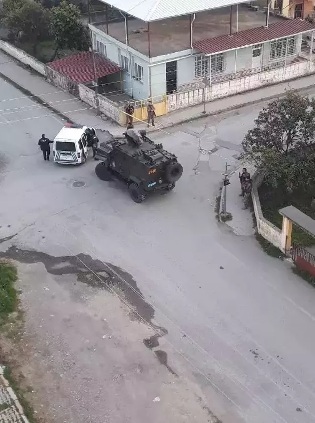 Polisten kaçarken yol kenarına el bombası attılar