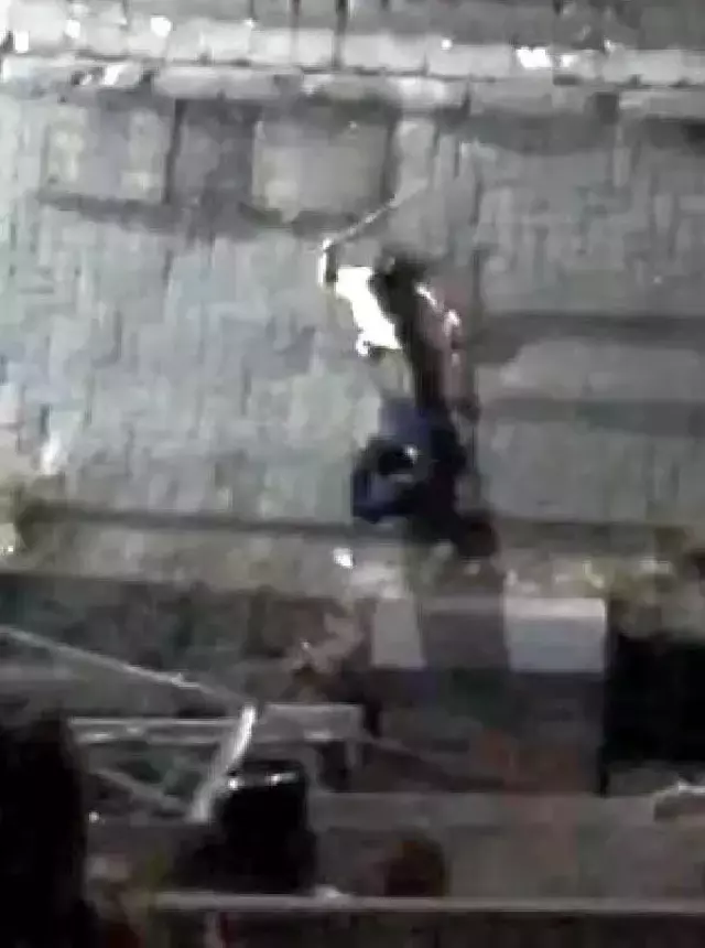 Avcılar'da gece saatlerinde ilginç olay! Kız çocuğu, elindeki sopayla takım elbiseli adamı kovaladı