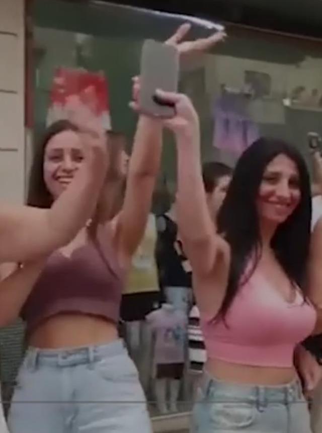 Suriye'nin Humus kentinde düzenlenen karnavaldan renkli görüntüler