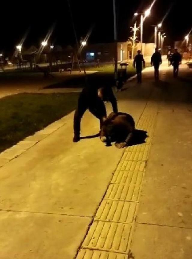 Bir çocuğa taciz mesajları atan şüpheliye meydan dayağı! Dövdükten sonra polise teslim ettiler