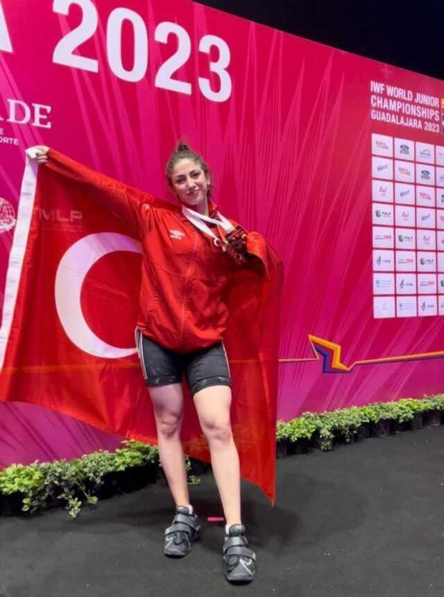 Milli halterci Gamze Altun, Meksika'da rekor kırarak dünya şampiyonu oldu