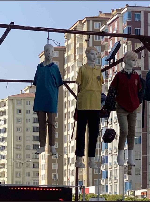 Okul kıyafeti giydirdiği mankenleri boyunlarına ip bağlayıp sallandırdı