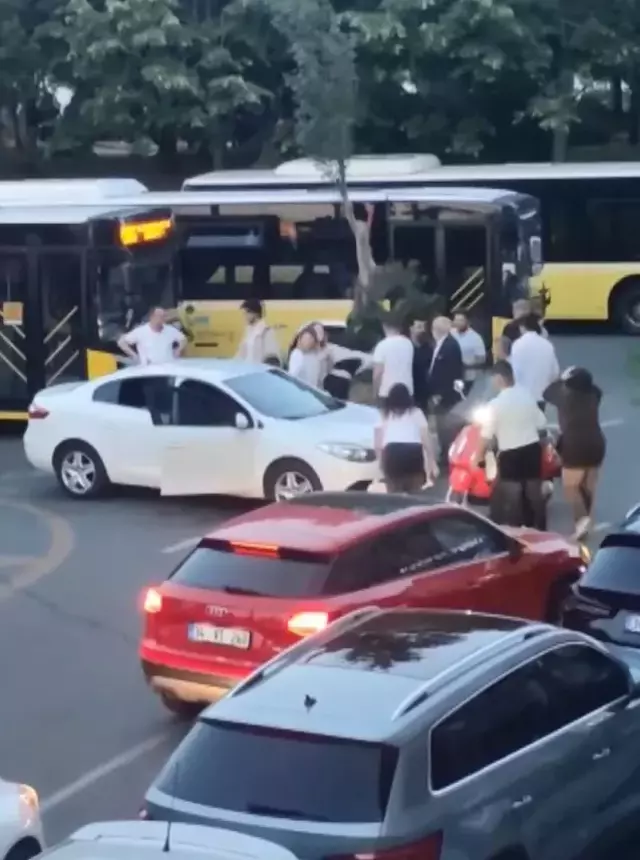 Kadınların park yeri kavgası! Tekme tokatlar hava uçuştu