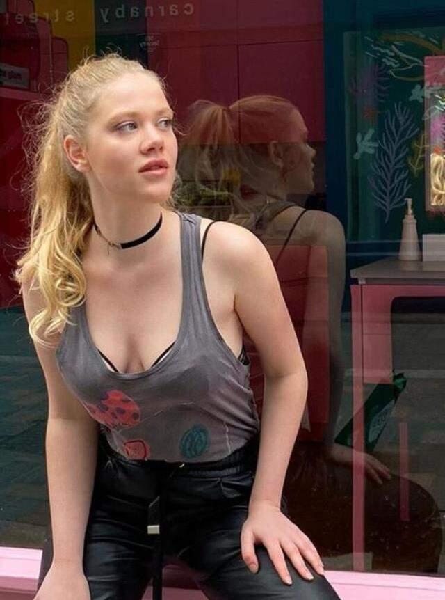 Seren Yereli'nin küvet başındaki iç çamaşırlı pozu beğeni topladı