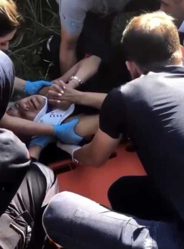 Dakikalarca 'Ben öldüm mü Allah rızası için doğru söyleyin' diye sayıkladı! Yaralı kadını zor ikna ettiler