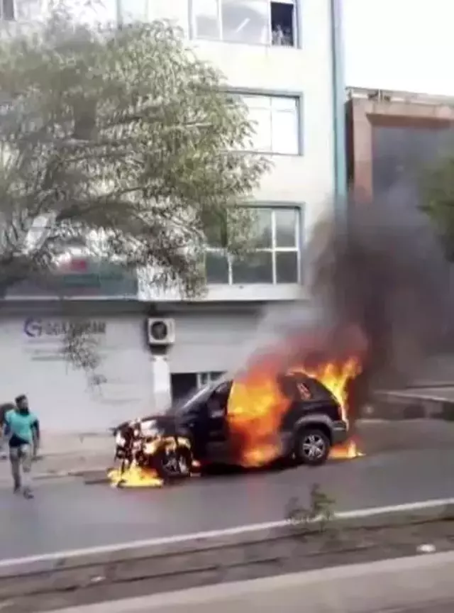 Cinnet getiren şahıs önce aracını ateşe verdi, sonra bıçakla 4 polisin arasına daldı: 1 ölü, 3 yaralı