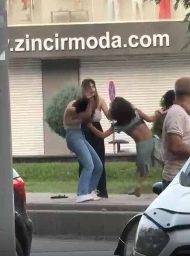4 kadın dakikalarca kavga etti! Erkekler ayıramadı