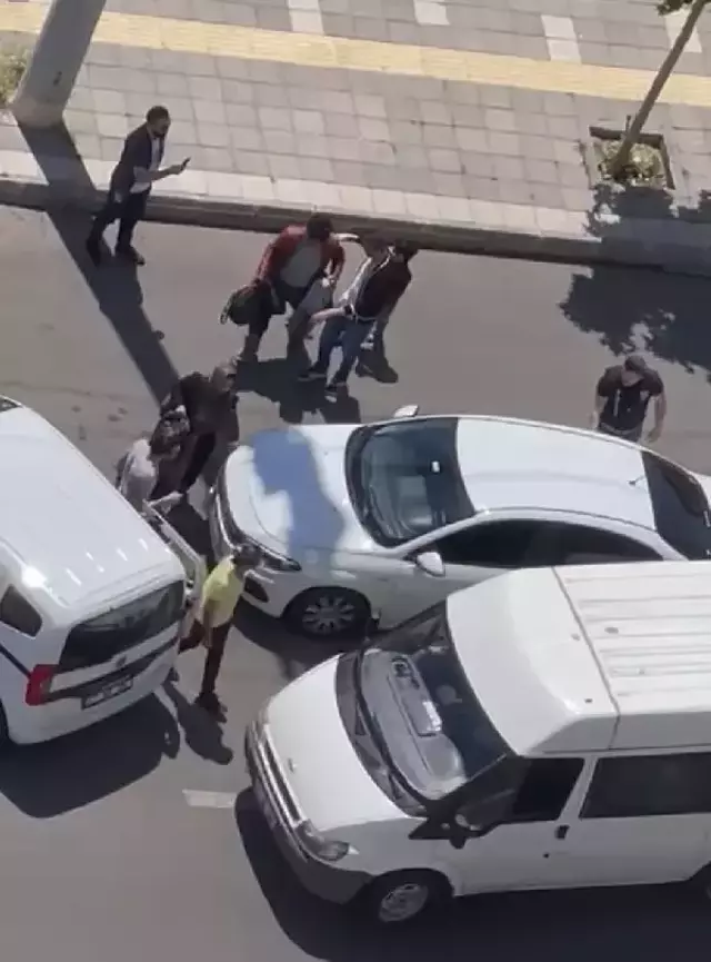 Polisin durdurduğu sivil otobüsteki kaçak göçmenler in in bitmedi! Asıl sürpriz bagajdan çıktı