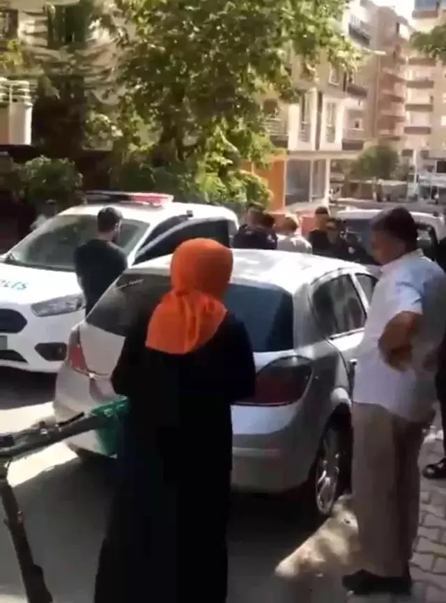 Şizofren hastası baba, yüksek sesle müzik dinleyen kızının boynuna baltayla vurdu