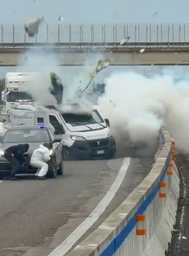 Film değil gerçek! Gündüz vakti zırhlı para taşıma aracını hedef aldılar