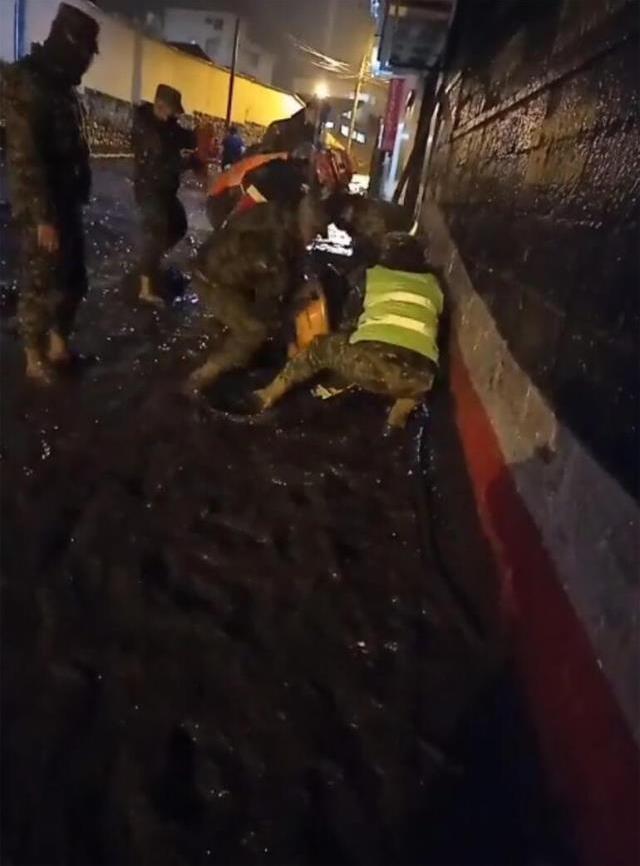 Ekvador'da aşırı yağışlar heyelana neden oldu! Cansız bedenleri sokaktan topladılar