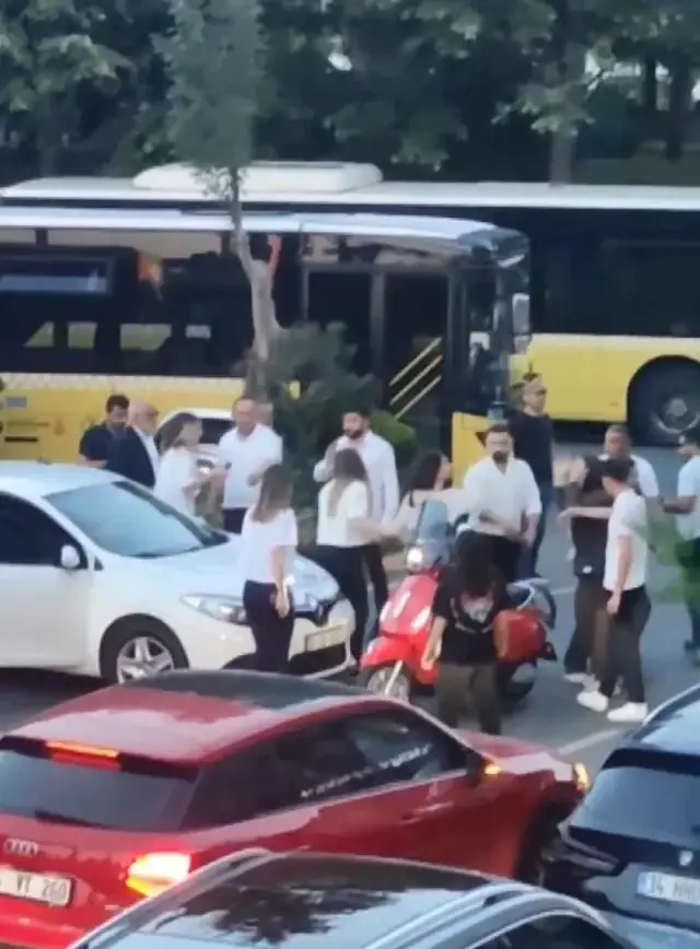Kadınların park yeri kavgası! Tekme tokatlar hava uçuştu