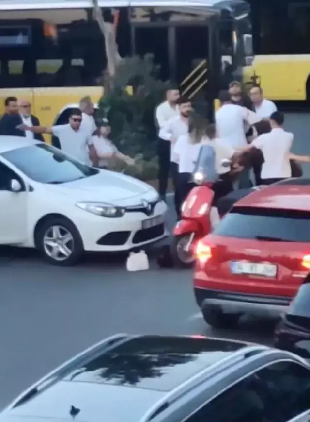 Kadınların park yeri kavgası! Tekme tokatlar hava uçuştu