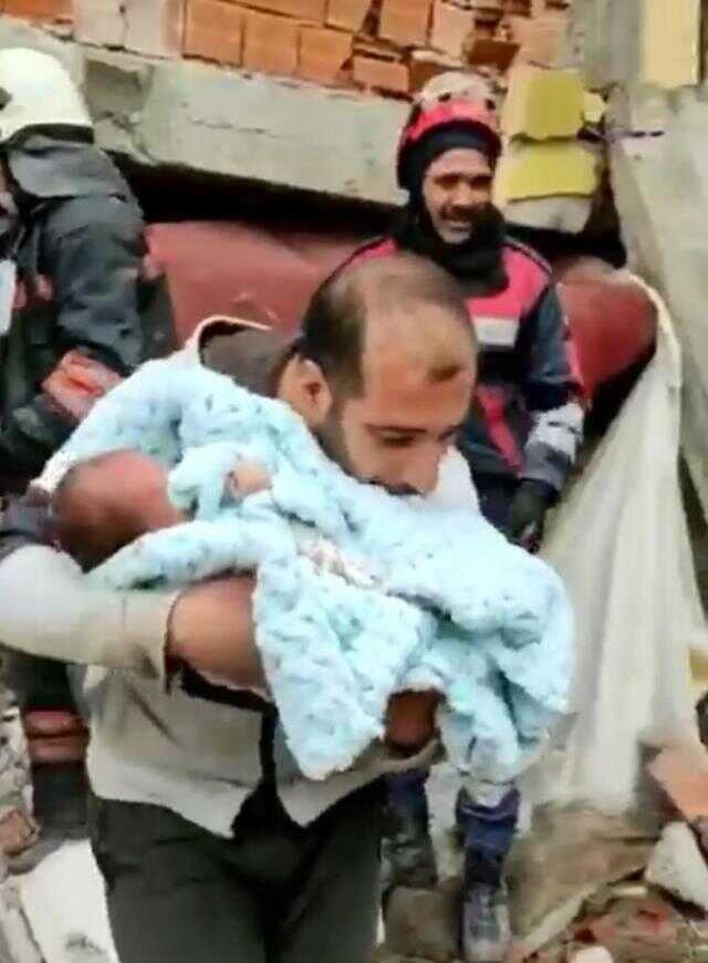 30 günlük bebek enkaz altından böyle kurtarıldı