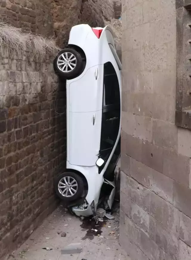 Öğretmenlerin kutlama kahvaltısı, kabusla sonuçlandı! Dönüş yolunda 5 metreden düşen otomobil, 2 duvar arasına sıkıştı