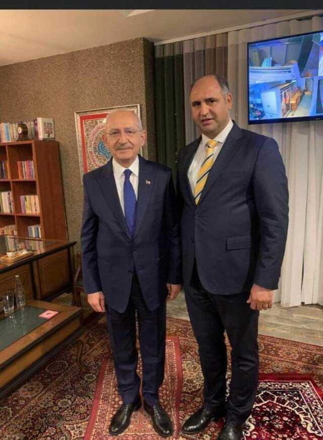 Kemal Kılıçdaroğlu'nun seccadeye ayakkabıyla bastığı yeni fotoğraf ortaya çıktı