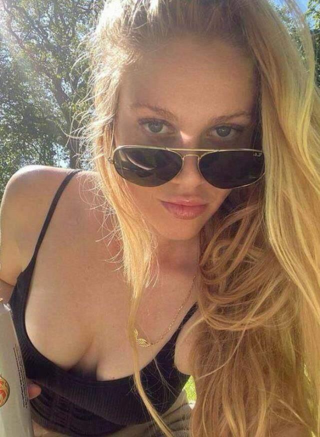 Seren Yereli'nin küvet başındaki iç çamaşırlı pozu beğeni topladı